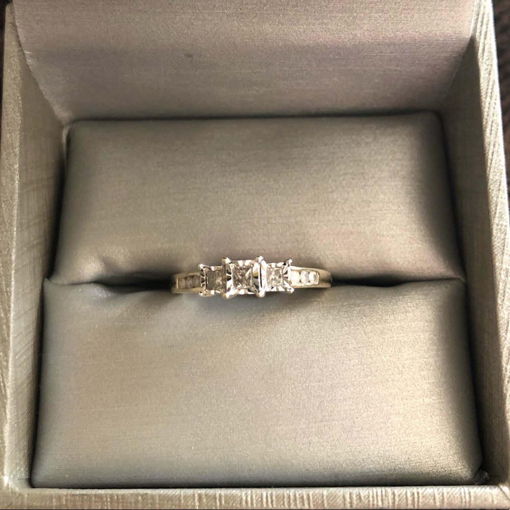 Beautiful 10k diamond ring